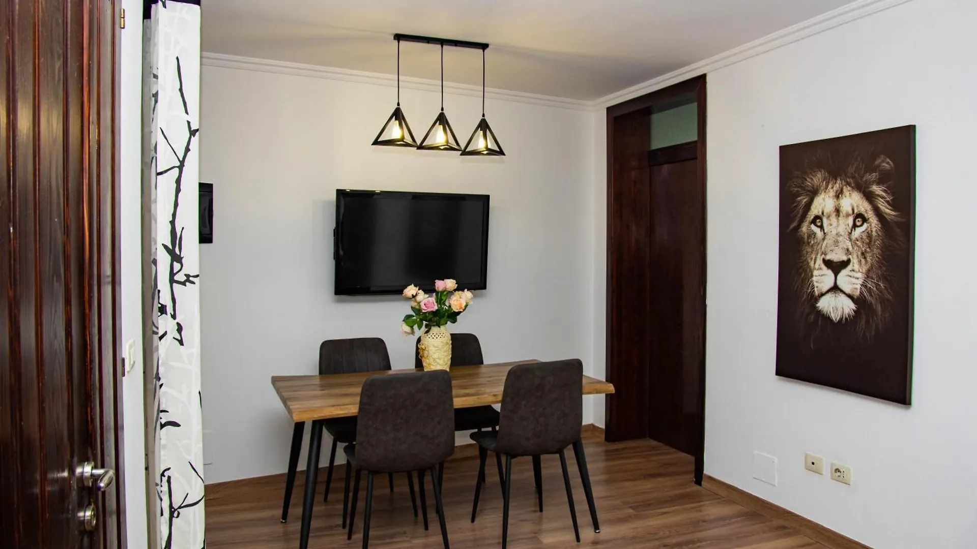 Willa Lucas Central Relaxing House Tirana Albania